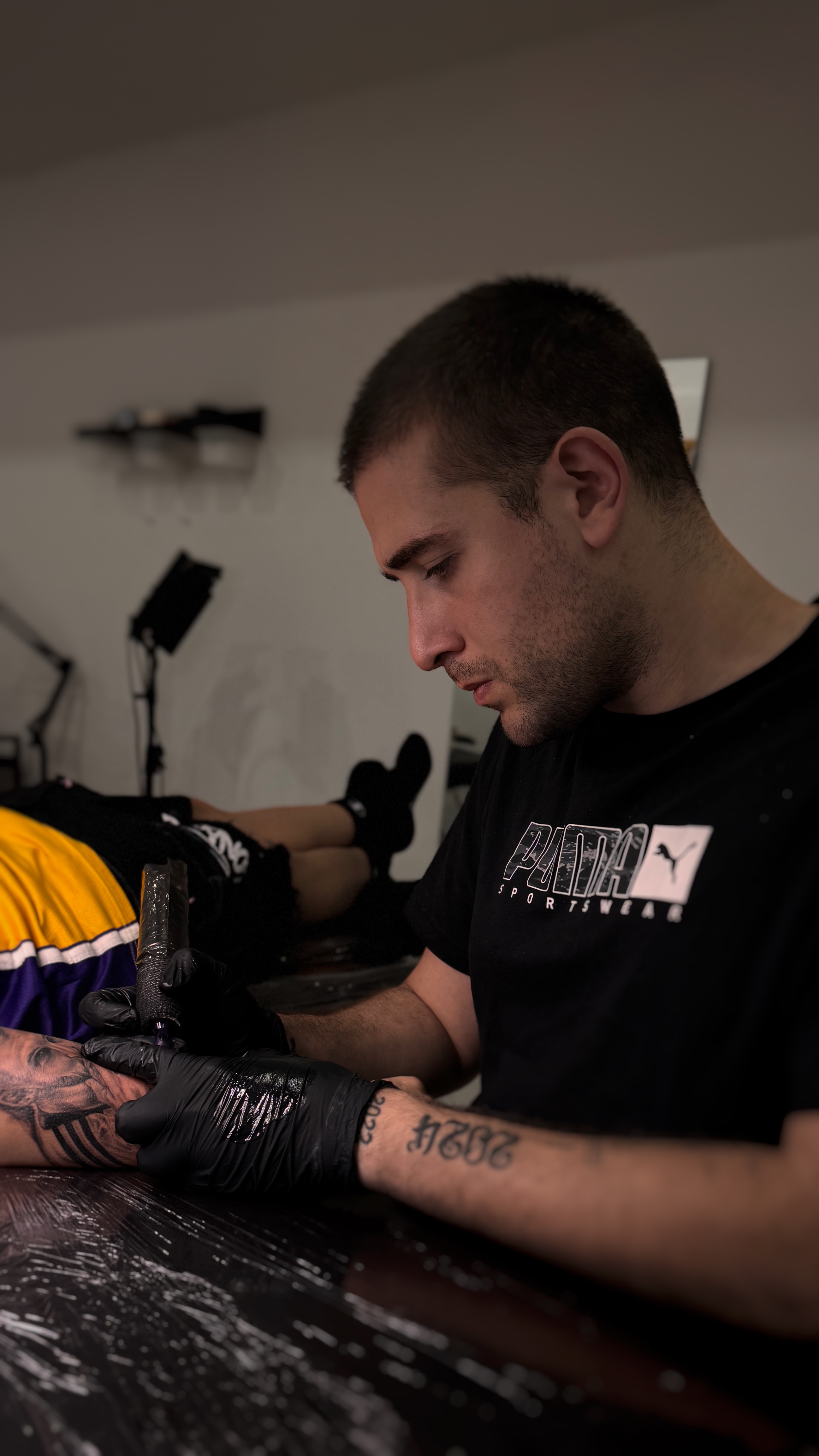Juan, tatuador especialista en realismo en Kazzo Tattoo Málaga